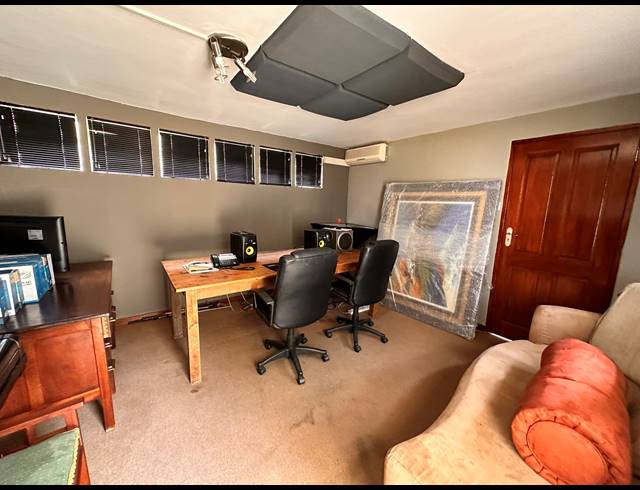 400M² OFFICE FOR SALE IN MELVILLE